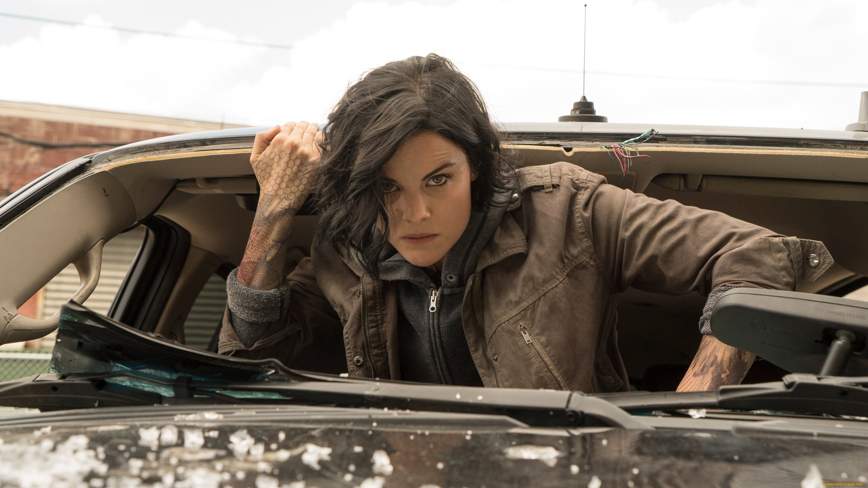 Обои Кино Фильмы Blindspot (сериал), обои для рабочего стола, фотографии  кино фильмы, blindspot , сериал, женщина, куртка, машина, авария Обои для  рабочего стола, скачать обои картинки заставки на рабочий стол.